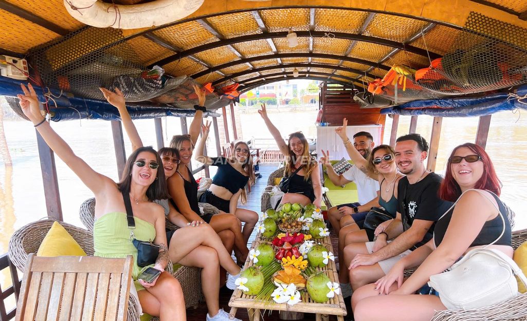 A professional and friendly tour guide from Saigon Starverse introducing a destination to tourists.