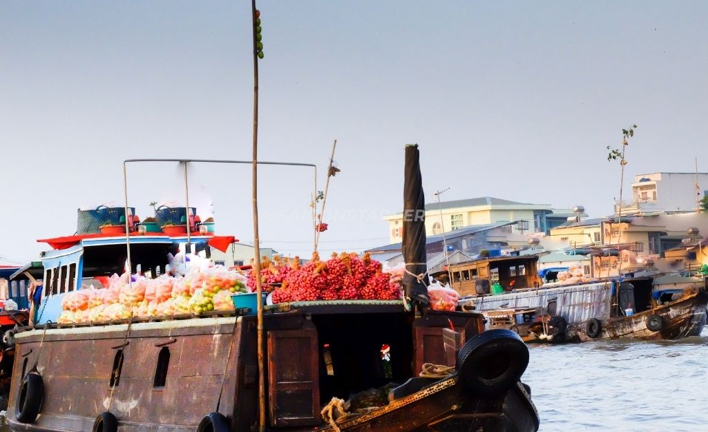 Boats gathering and exchanging goods at Cai Rang