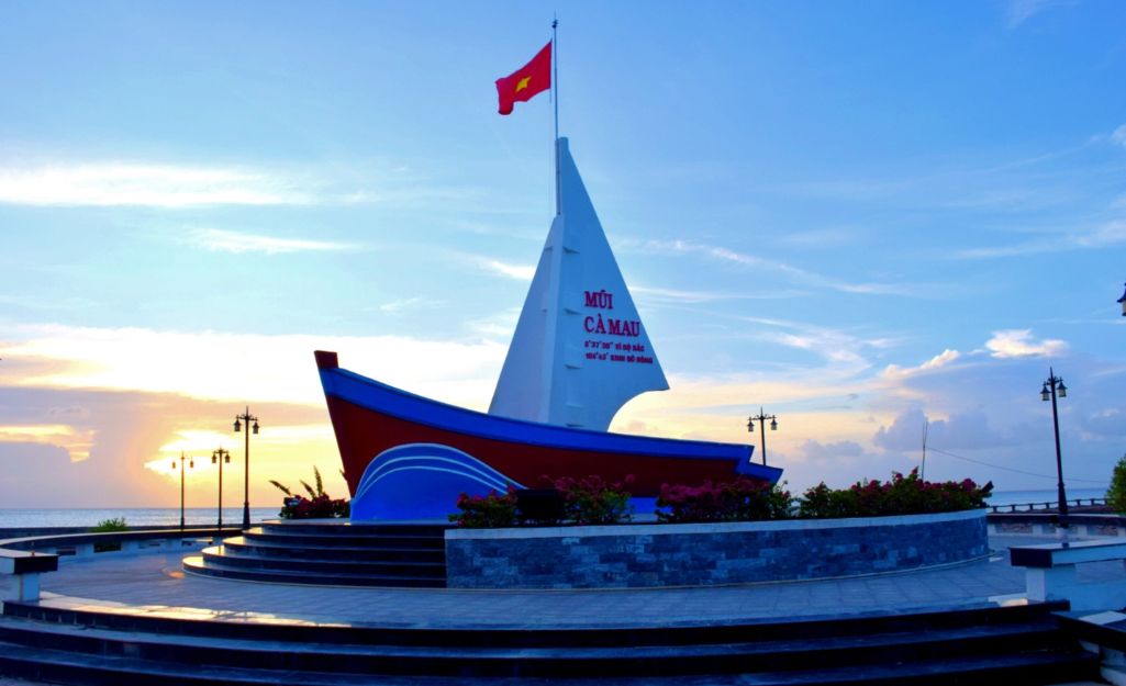 Hoàng hôn buông xuống trên biển Mũi Cà Mau