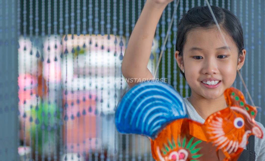 Trẻ em rước đèn ông sao trong lễ hội Trung thu.