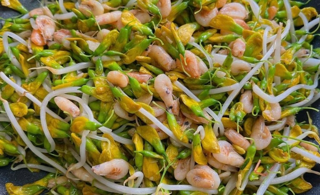 Stir-Fried Sesbania Flowers with River Shrimp