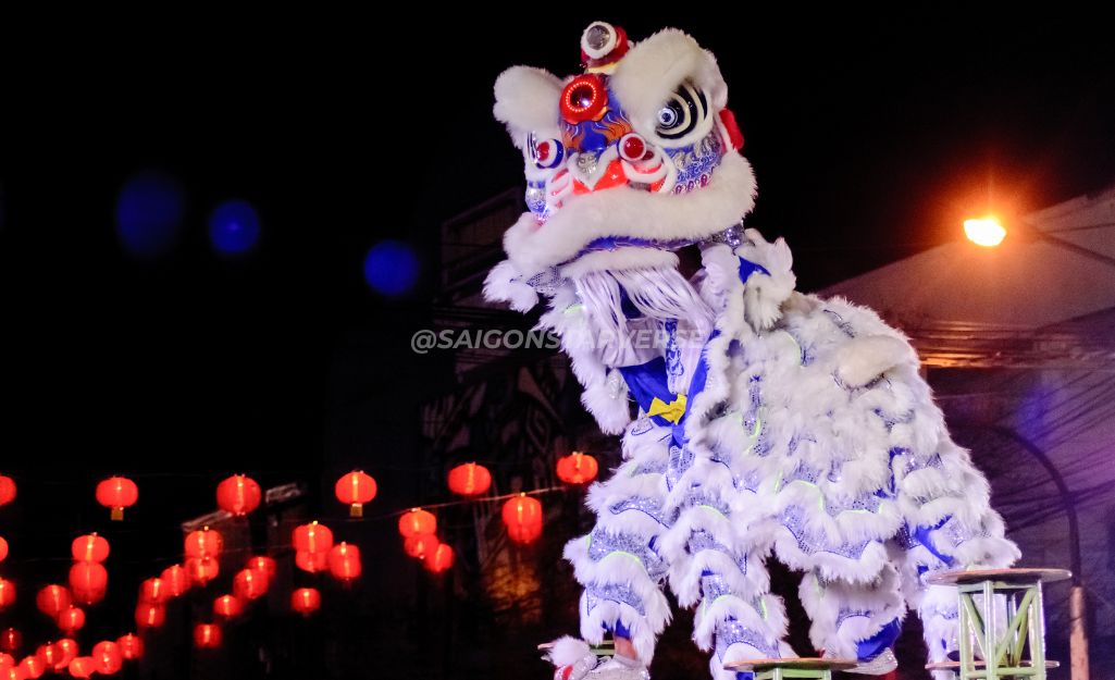 Exciting lion dance performance for the Mid-Autumn Festival.
