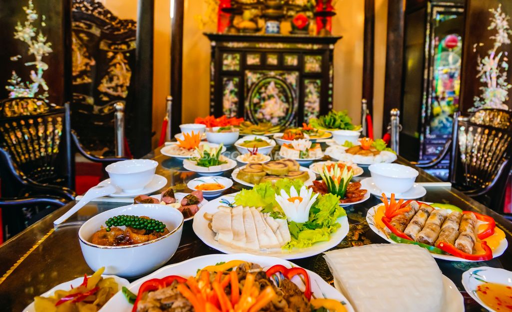 The Traditional Mid-Autumn Feast (Mâm Cỗ) - Mid-Autumn Festival 2025