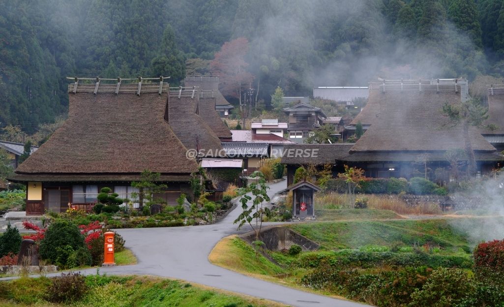 Ngôi làng Miyama ở Kyoto vào mùa thu, với những ngôi nhà mái tranh cổ kính giữa núi rừng lá đỏ.