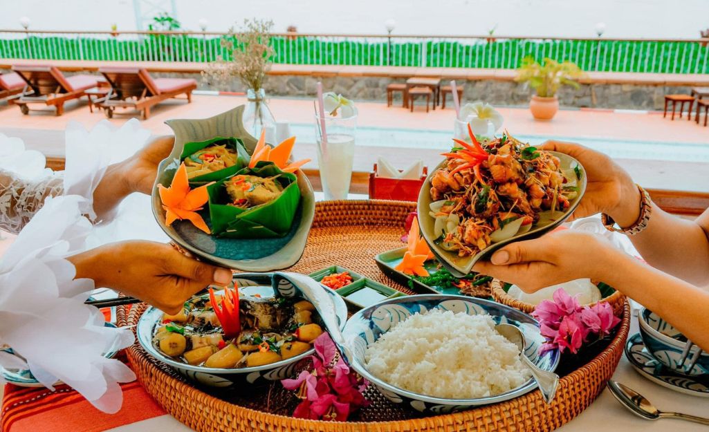 Du khách giao lưu với cộng đồng Khmer quanh Trà Sư