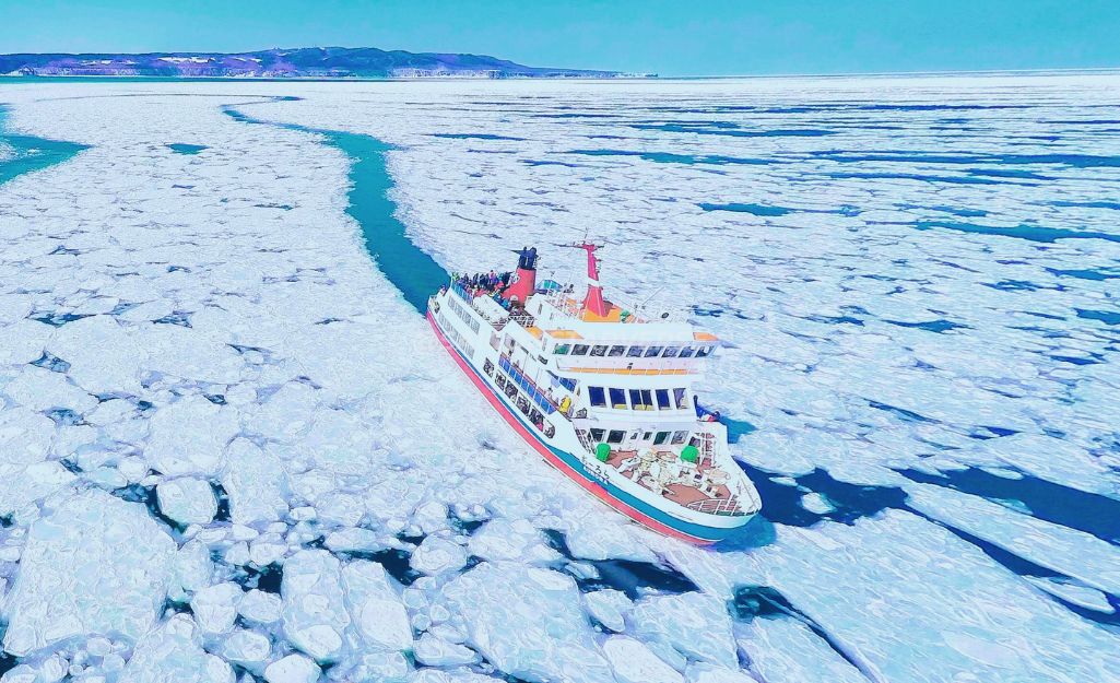 Tàu phá băng Aurora đang rẽ qua những tảng băng trôi trên biển Okhotsk, một trải nghiệm du lịch Hokkaido mùa đông ấn tượng.