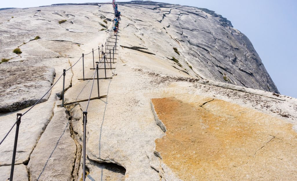 Du khách leo cáp trên đỉnh Half Dome, Vườn Quốc Gia Yosemite