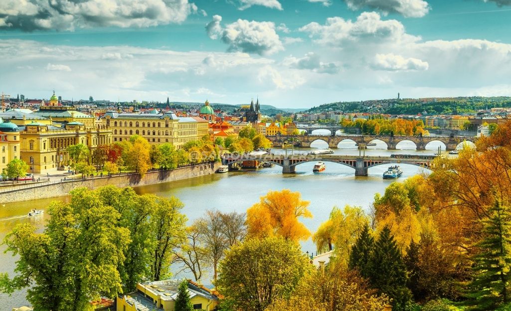 Mùa thu Châu Âu cổ điển: Cầu Charles Prague huyền ảo.