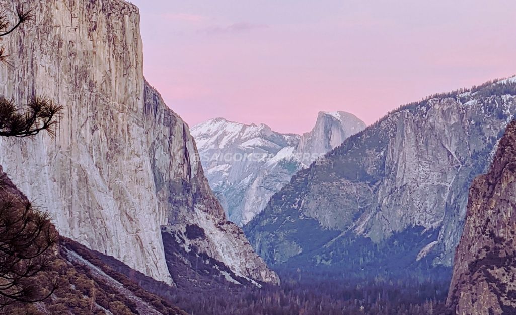 Núi đá granite El Capitan và Half Dome biểu tượng tại Yosemite