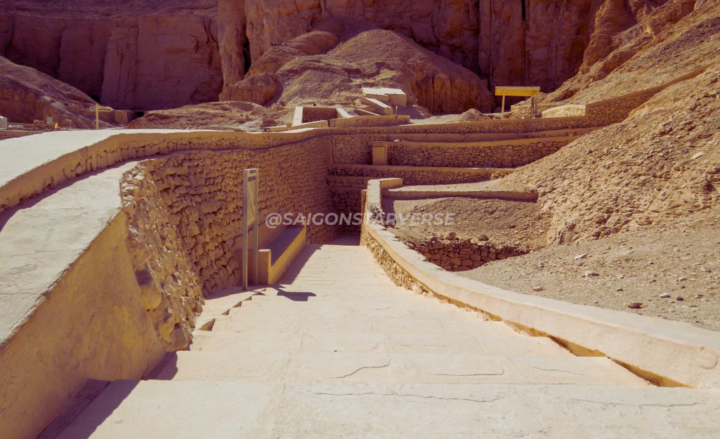 Cổng vào Thung lũng các Vị Vua, thể hiện Bí ẩn Ai Cập lịch sử