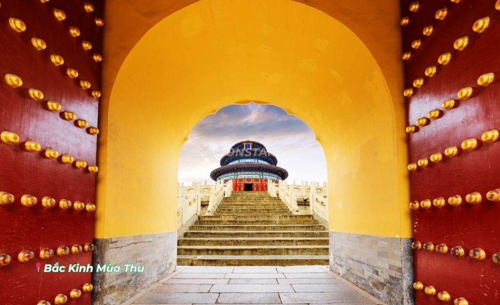 Cổng vào Thiên Đàn, với thiết đặc trưng đỏ vàng độc đáo,