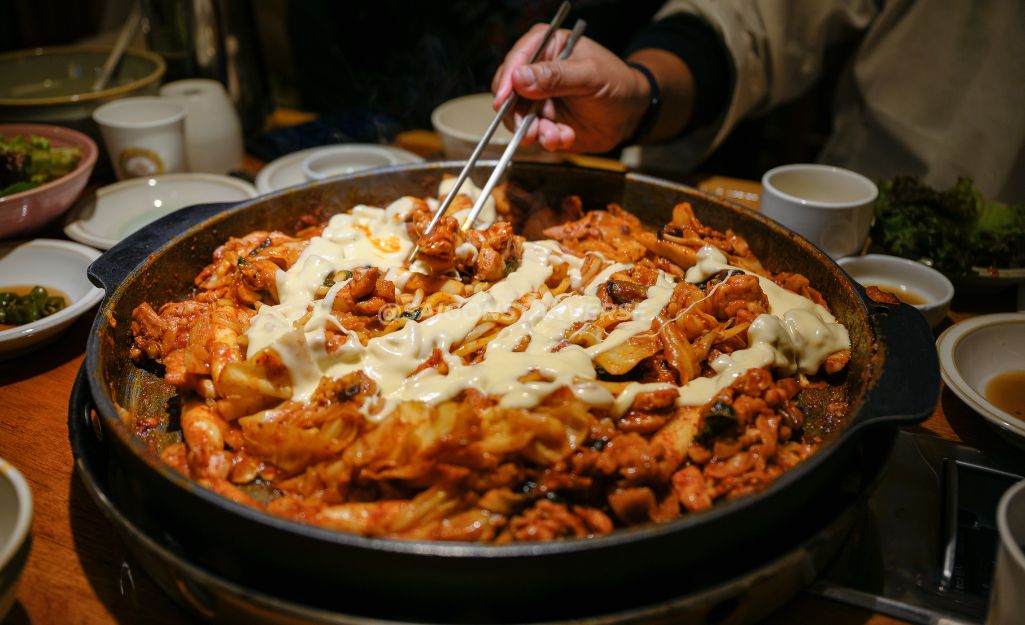 Cẩm Nang Du Lịch Đảo Nami (Nami Island) - Thưởng thức món Dakgalbi (Gà xào bắp cải cay)