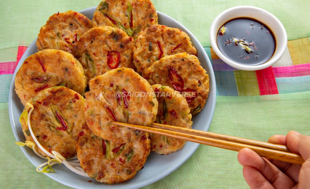 Du khách ăn Bindaetteok (bánh đậu xanh) tại Chợ Gwangjang - Cẩm Nang Du Lịch SEOUL Hàn Quốc 2026