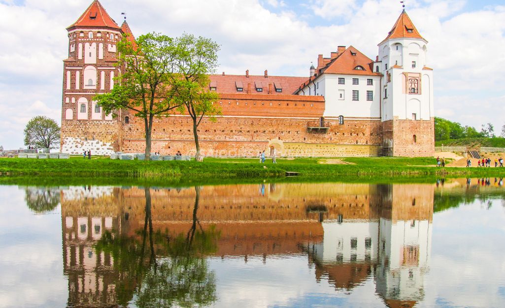 Lau dai Mir Belarus di san UNESCO soi bong xuong ho nuoc