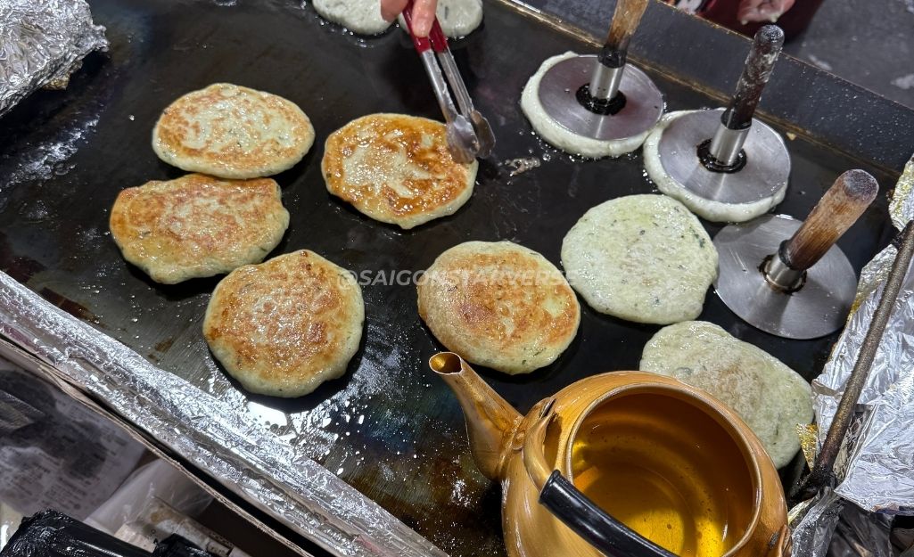 Bánh Hotteok nhân hạt nóng hổi - món ngon đường phố nổi tiếng Busan.