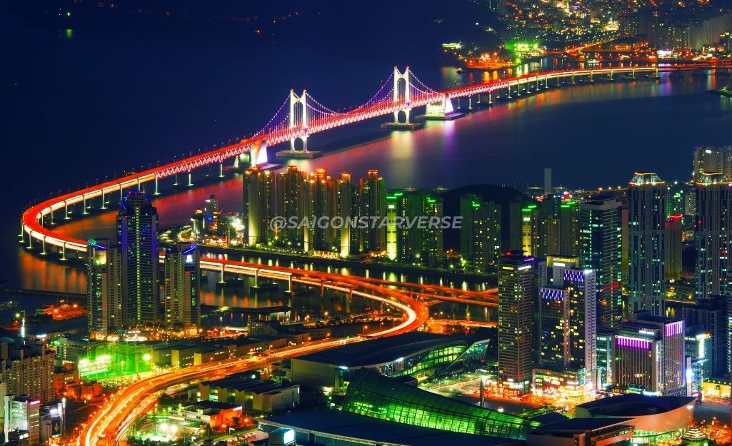 Cầu Gwangan (Cầu Kim Cương) lung linh ánh đèn LED và bãi biển Gwangalli về đêm.