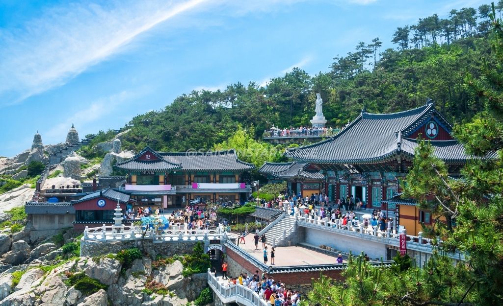 Chùa Haedong Yonggungsa nằm trên vách đá hướng ra biển, địa điểm du lịch tâm linh tại Busan.