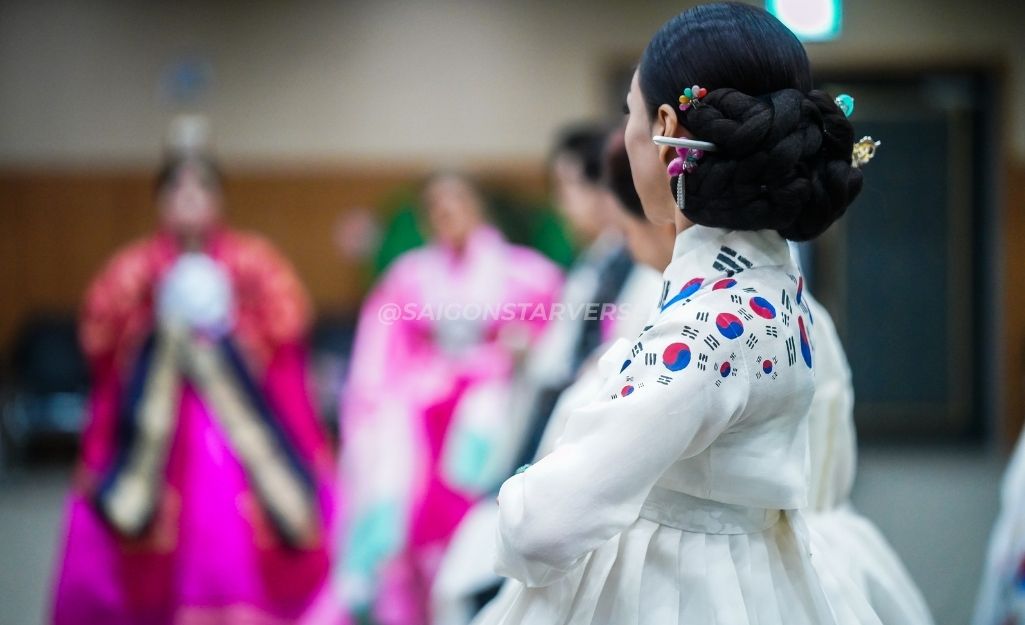 du khách mặc Hanbok - Cẩm Nang Du Lịch SEOUL Hàn Quốc 2026
