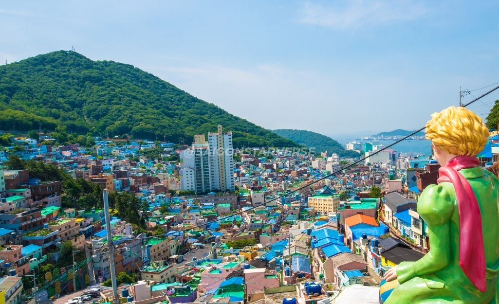 Những ngôi nhà nhiều màu sắc xếp tầng tại Làng văn hóa Gamcheon Busan.