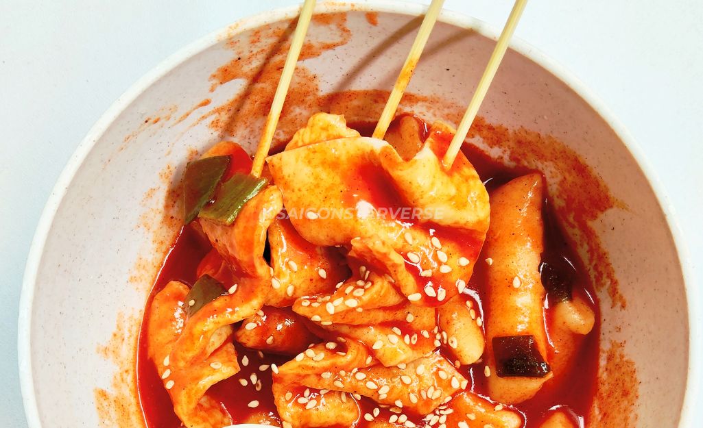 xiên Tokbokki nóng hổi - Cẩm Nang Du Lịch SEOUL Hàn Quốc 2026