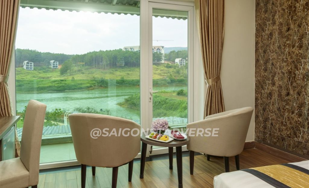 Một chiếc phòng view cửa số lớn tại Dalat Wonder Resort