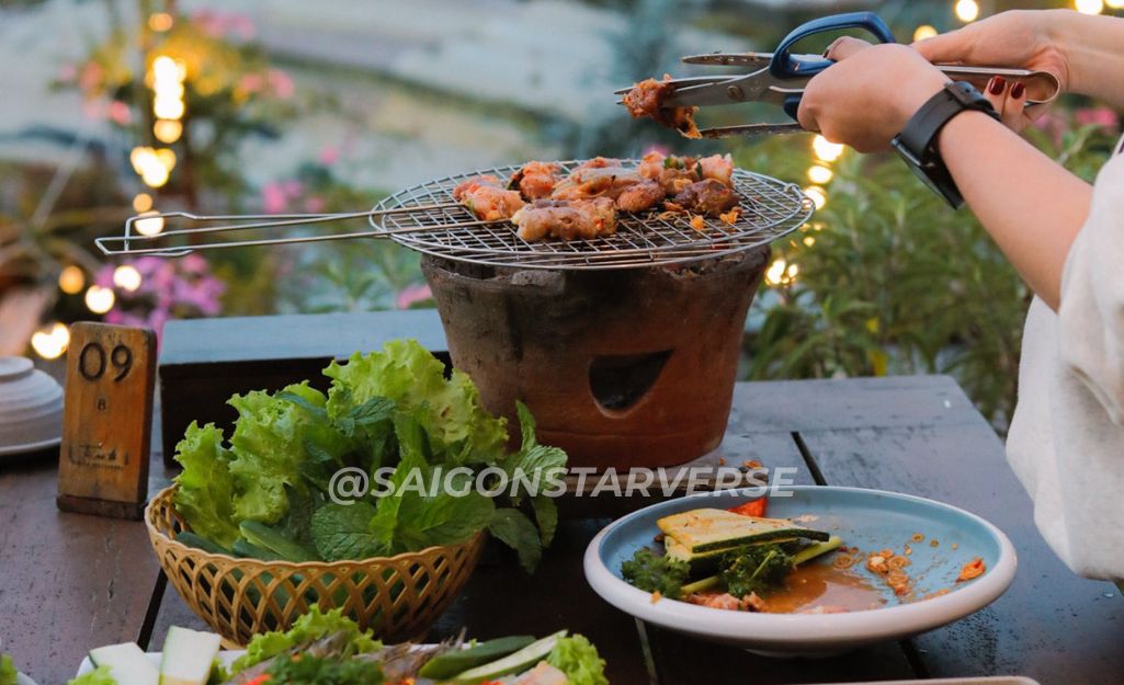 Khách đang nướng đồ ăn Túi Mơ To Garden Restaurant